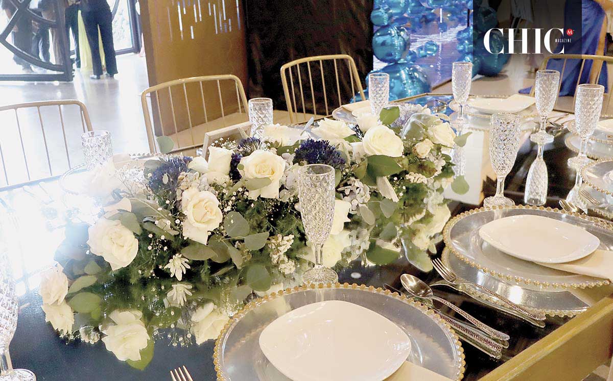 Las mesas estaba decoradas con rosas blancas
