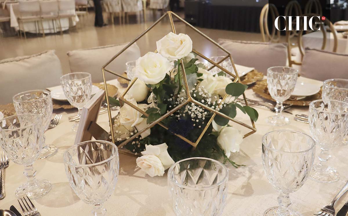 Las mesas estaba decoradas con rosas blancas