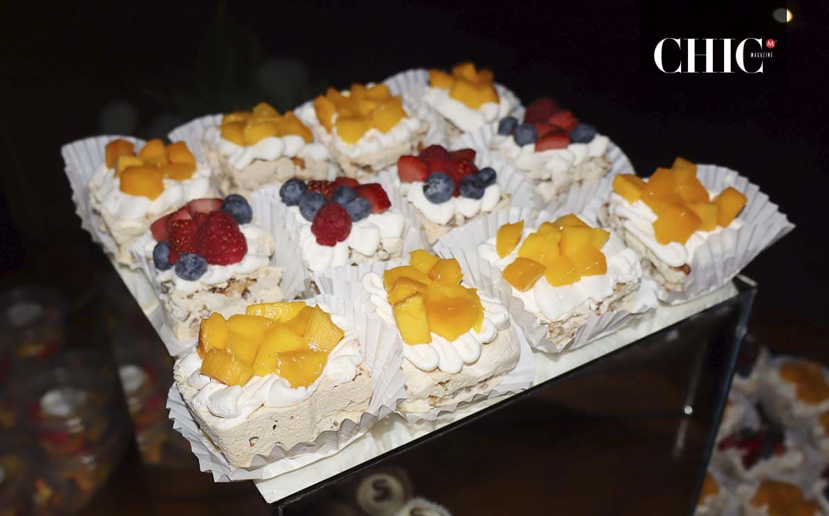 Pequeñas tartas adornadas de mango y frutos rojos