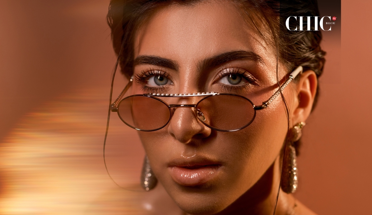 Un bronzer perfecto y una buena playlist son infaltables en el verano de Liza de la Garza