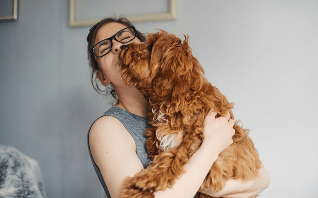 Perro feliz con su dueña (Imagen Getty)