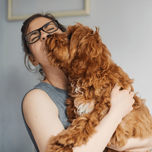 Perro feliz con su dueña (Imagen Getty)