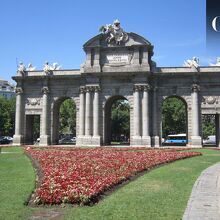 Vista del emblemático monumento de la Puerta de Alcalá en Madrid, España | Foto: Pexels