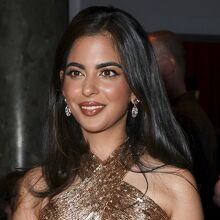 Isha Ambani lleva la Birkin más cara a la Semana de Alta Costura de París (Foto: Getty Images)