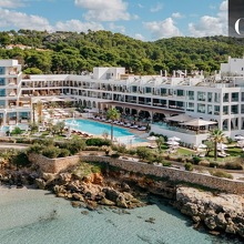 Villa Le Blanc Gran Meliá en Menorca, un santuario de arquitectura blanca y diseño sostenible que se funde con el paisaje del Mediterráneo