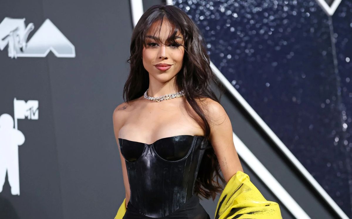 Danna Paola deslumbró en la Semana de la Alta Costura de París 2026 con elegante vestido satinado (Foto: Getty Images)