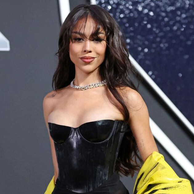 Danna Paola deslumbró en la Semana de la Alta Costura de París 2026 con elegante vestido satinado (Foto: Getty Images)
