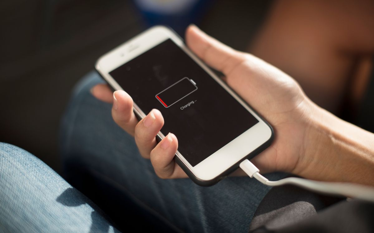 ¿Qué ocurre si dejas el cargador conectado después de usarlo? (Foto: Freepik)