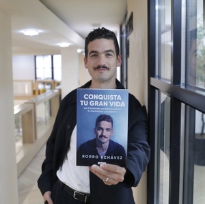 Rorro Echávez presenta Conquista tu Gran Vida, un libro enfocado en el bienestar y el propósito personal. / Foto: Daniel Saldívar