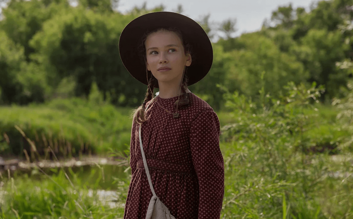 Alice Halsey como Laura Ingalls (Imagen Netflix)