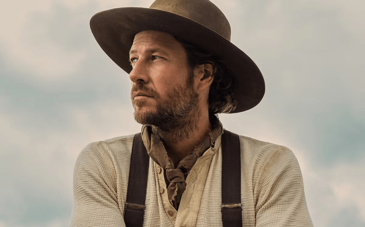 Luke Bracey como Charles "Pa" Ingalls (Imagen Netflix)