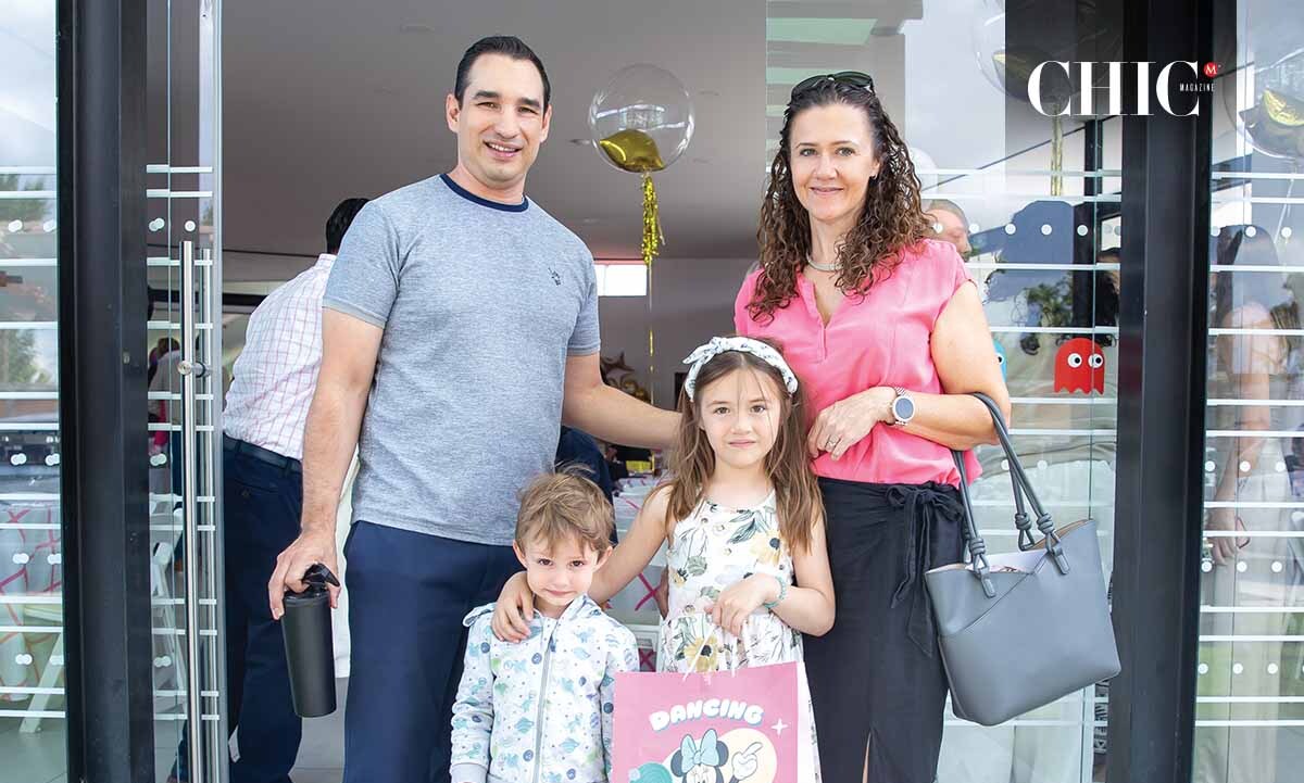 Norman Martínez, Caroline Riechert, Luca Martínez y Elena Martínez