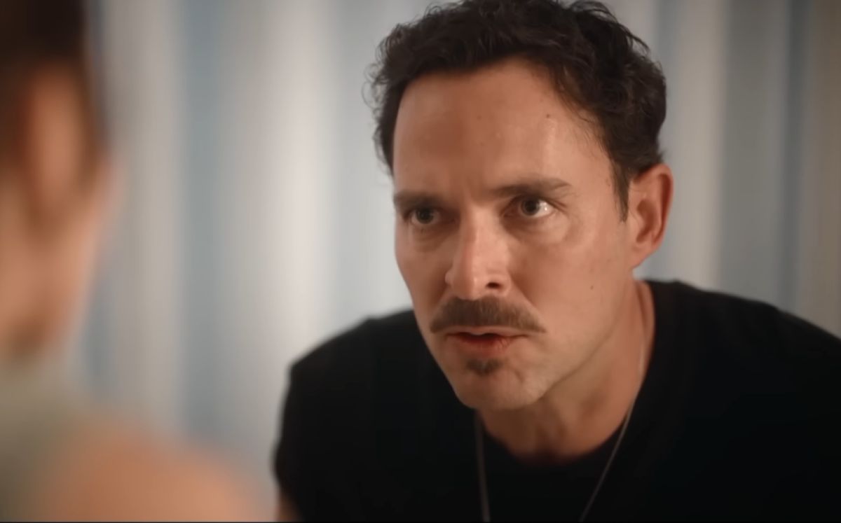 Manolo Cardona como Ricardo (Foto: Netflix)