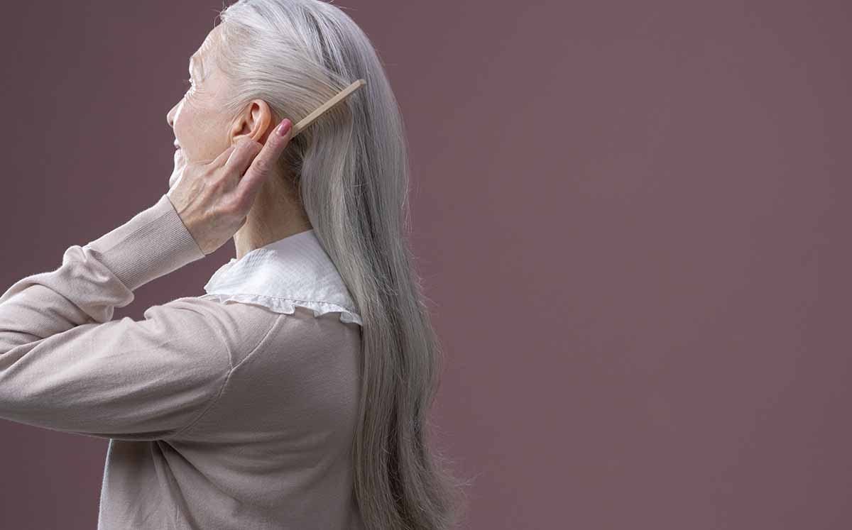 Hoy son cada vez más las personas que deciden dejar de teñirse el cabello y mostrar sus canas con naturalidad. (Fotos: Pexels)
