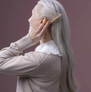 Hoy son cada vez más las personas que deciden dejar de teñirse el cabello y mostrar sus canas con naturalidad. (Fotos: Pexels)