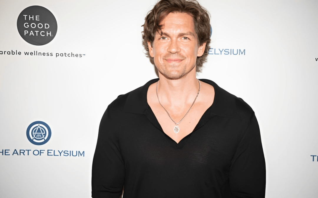 Steve Howey como Levi (Imagen Getty)