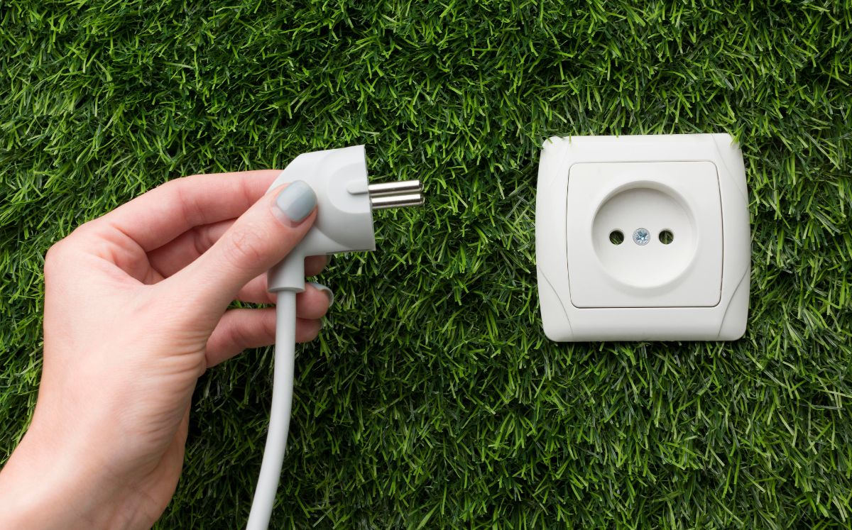 ¿Por qué nunca debes tirar del cable al desenchufar tus aparatos eléctricos? (Foto: Freepik)