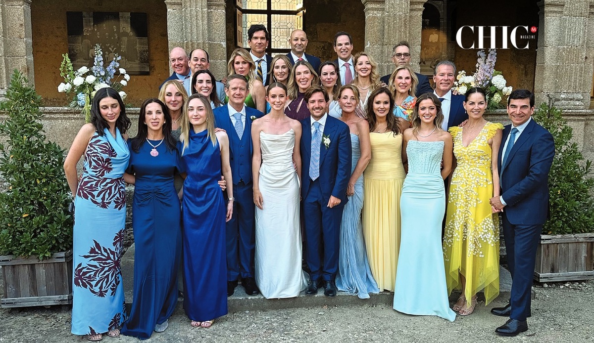 Mara y Arthur junto a familiares y amigos que viajaron a su gran enlace