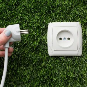¿Por qué nunca debes tirar del cable al desenchufar tus aparatos eléctricos? (Foto: Freepik)