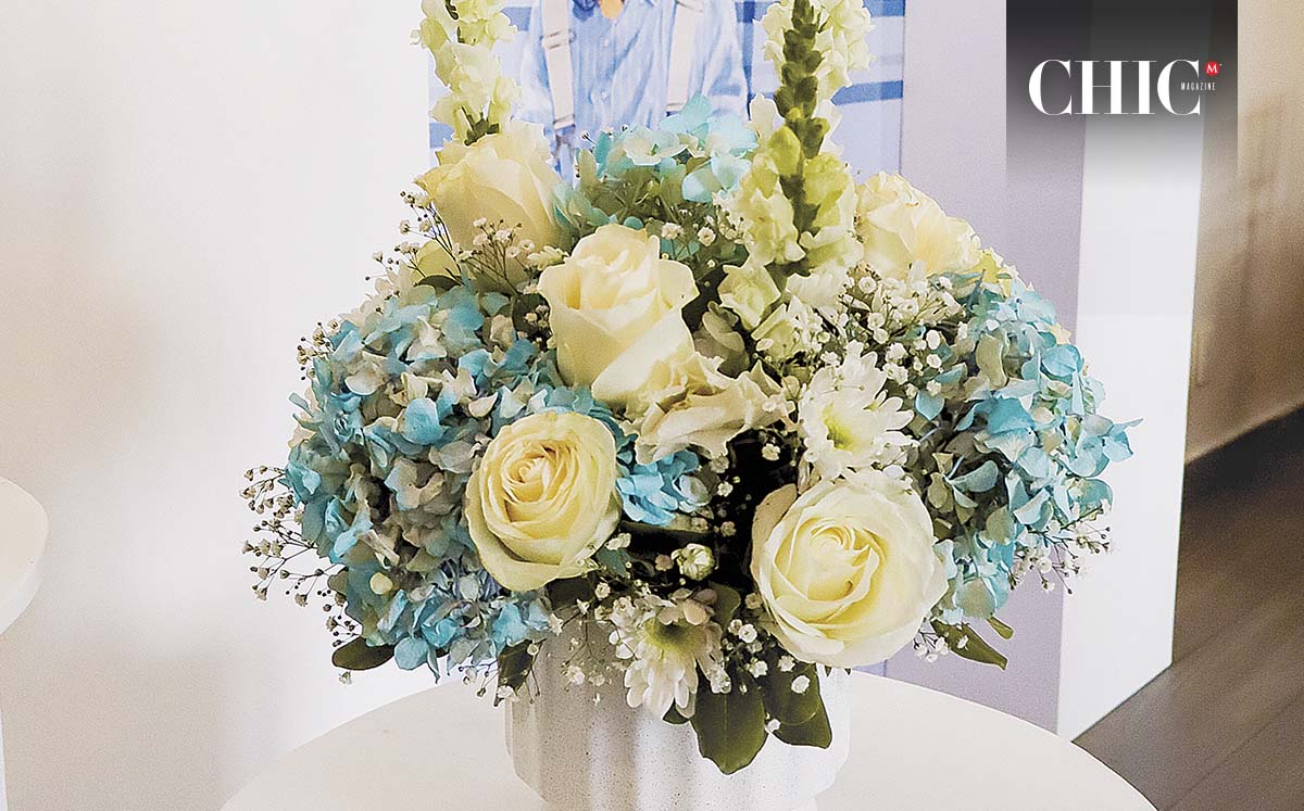 Flores blancas y azules no podían faltar en el baby shower