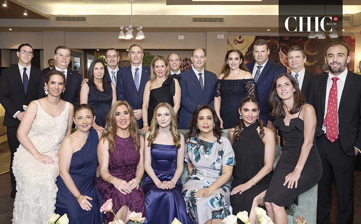 María Fernández junto a miembros del consejo