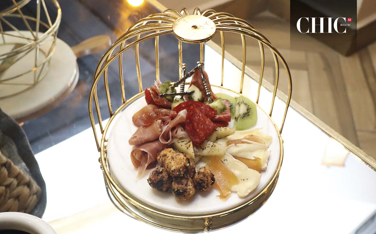 La barra de charcutería contaba con opciones como jamón serrano y variedad de quesos