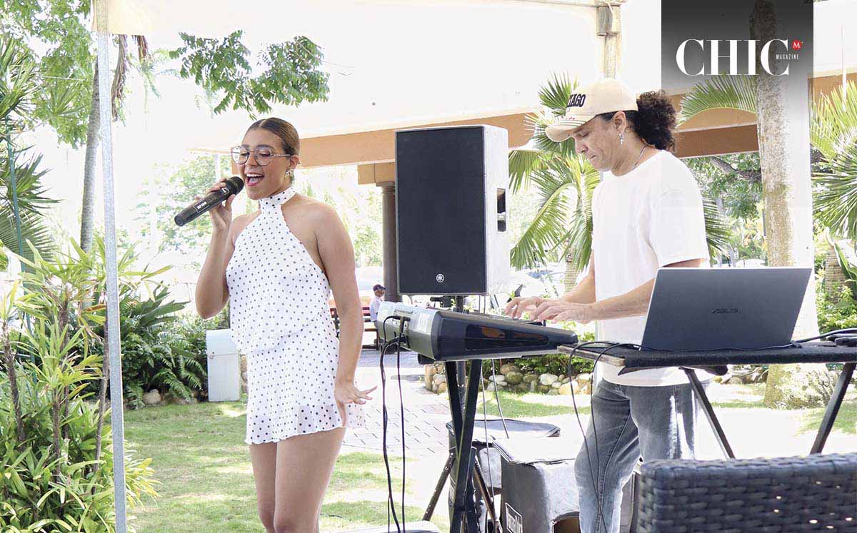 Los asistentes disfrutaron de la participación del grupo Manzana Dulce, que amenizó el juego con su presentación, creando un ambiente de celebración