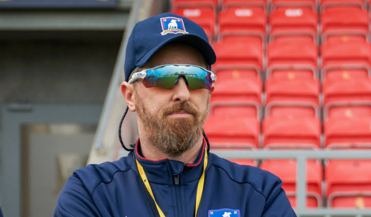 Brendan Hunt como Coach Beard (Foto: Instagram)