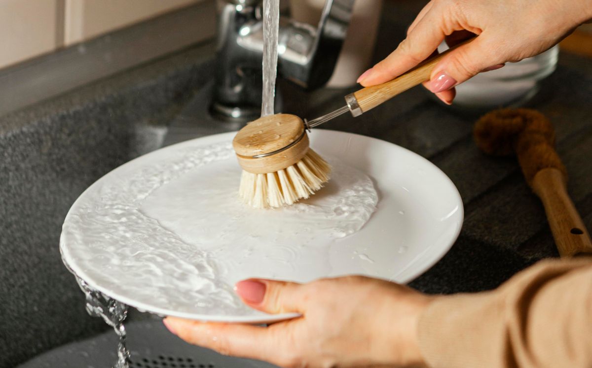 Lavar los platos mientras cocinas: ¿qué significa según la psicología? (Foto: Freepik)