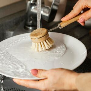 Lavar los platos mientras cocinas: ¿qué significa según la psicología? (Foto: Freepik)