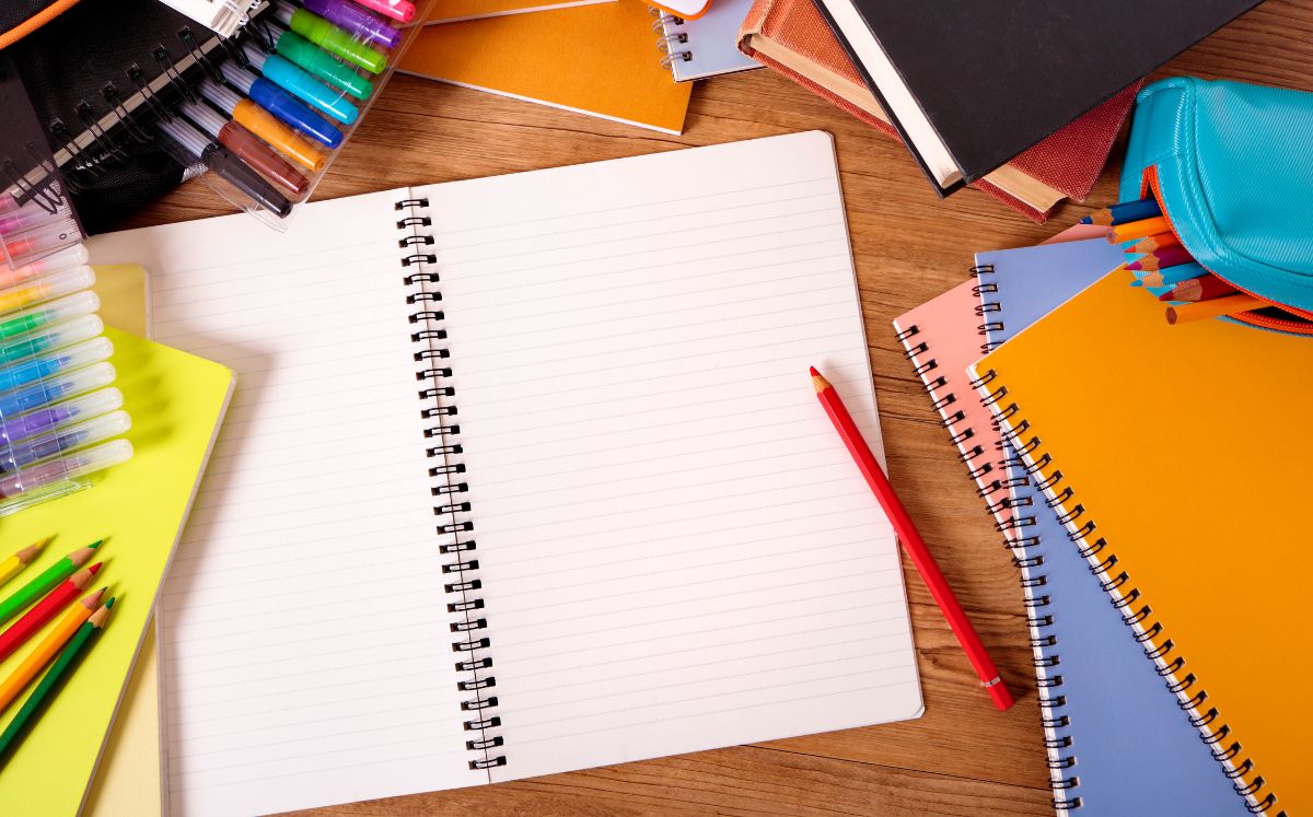 Profeco revela las mejores marcas de libretas para el regreso a clases 2026 (Foto: Freepik)