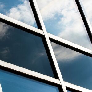Líneas blancas en las ventanas: ¿Por qué se pintan y para qué sirven?