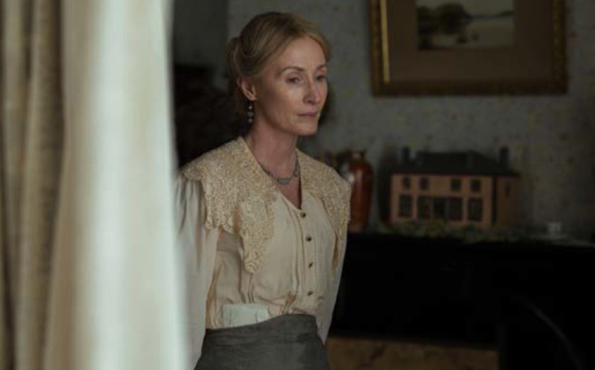 Genevieve O’Reilly como Helen (Foto: Netflix)