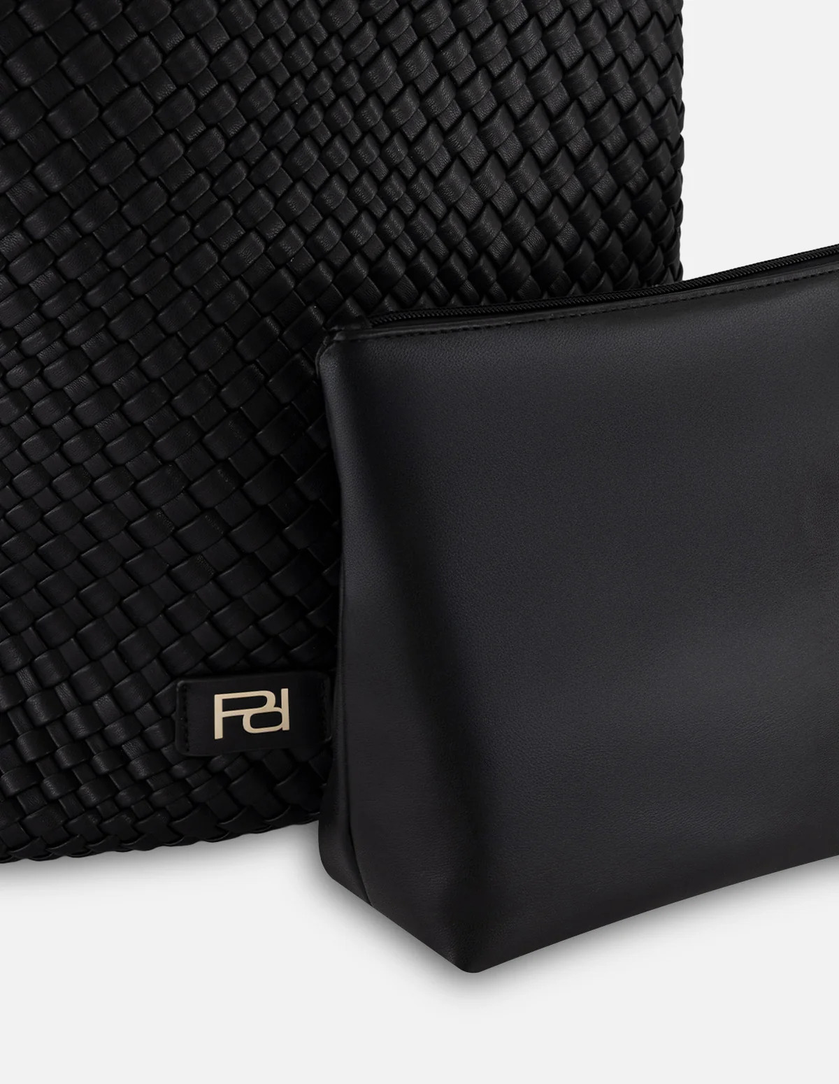 Bolsa tote de piel vegana de Prada (Foto: Liverpool/Prada)