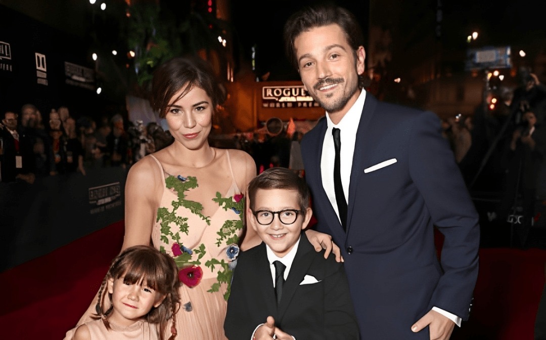 Camila Sodi junto a Diego Luna y sus hijos Jerónimo y Fiona Luna (Imagen Getty)