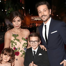Camila Sodi junto a Diego Luna y sus hijos Jerónimo y Fiona Luna (Imagen Getty)