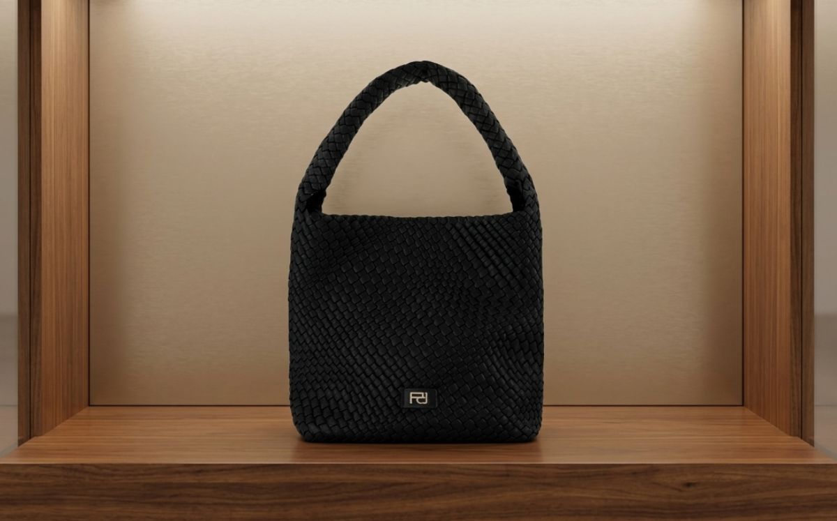 Liverpool remata bolso bolso Prada de piel vegana por el Hot Fashion 2026; conoce su precio y características (Foto: IA)