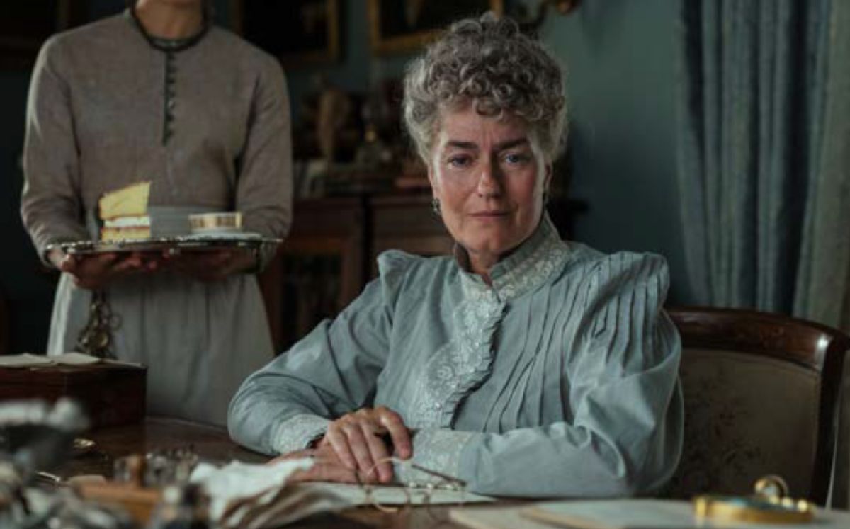 Anna Chancellor como Mrs Bossier (Foto: Netflix)