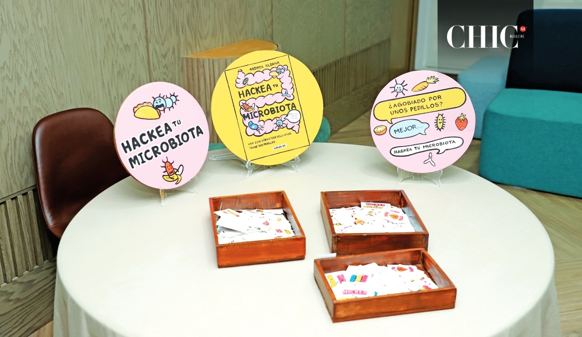 Detalles de la presentación de Hackea tu Microbiota, donde el humor y las ilustraciones forman parte clave del mensaje de bienestar