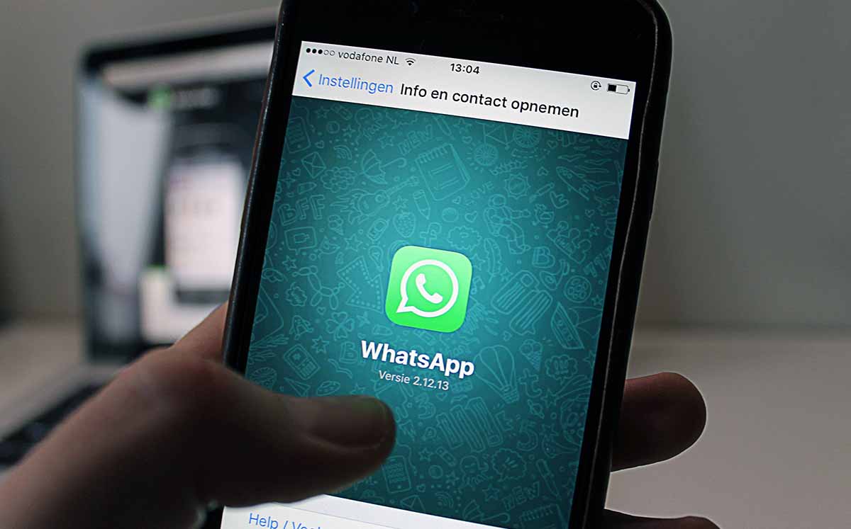 La función Vaciar chat elimina todos los mensajes de una conversación en tu dispositivo, pero mantiene el chat visible en la lista principal. (Fotos: