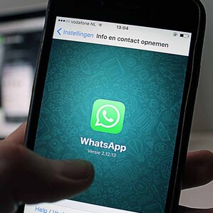 La función Vaciar chat elimina todos los mensajes de una conversación en tu dispositivo, pero mantiene el chat visible en la lista principal. (Fotos: