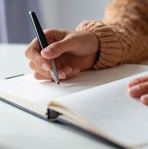 ¿Qué significa tener mala letra al escribir, según la psicología? (Foto: Freepik)