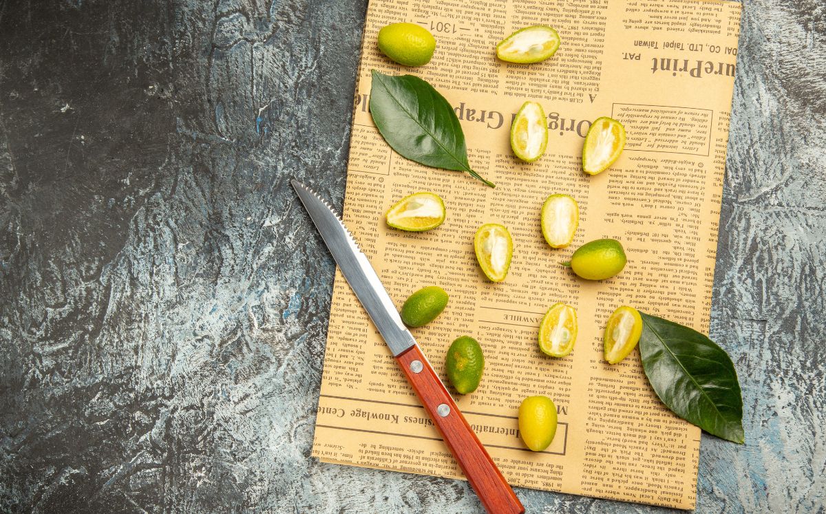 ¿Para qué sirve envolver los cubiertos en papel periódico? (Foto: Freepik)
