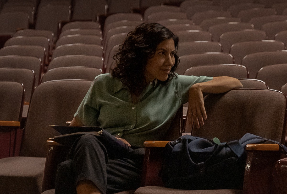 Stephanie Beatriz como Ms. Parker (Foto: Netflix)