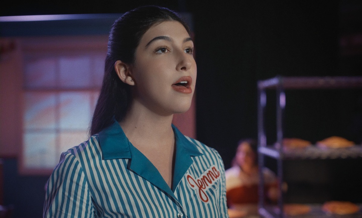Sunny Sandler como Sophie Birenbaum (Foto: Netflix)