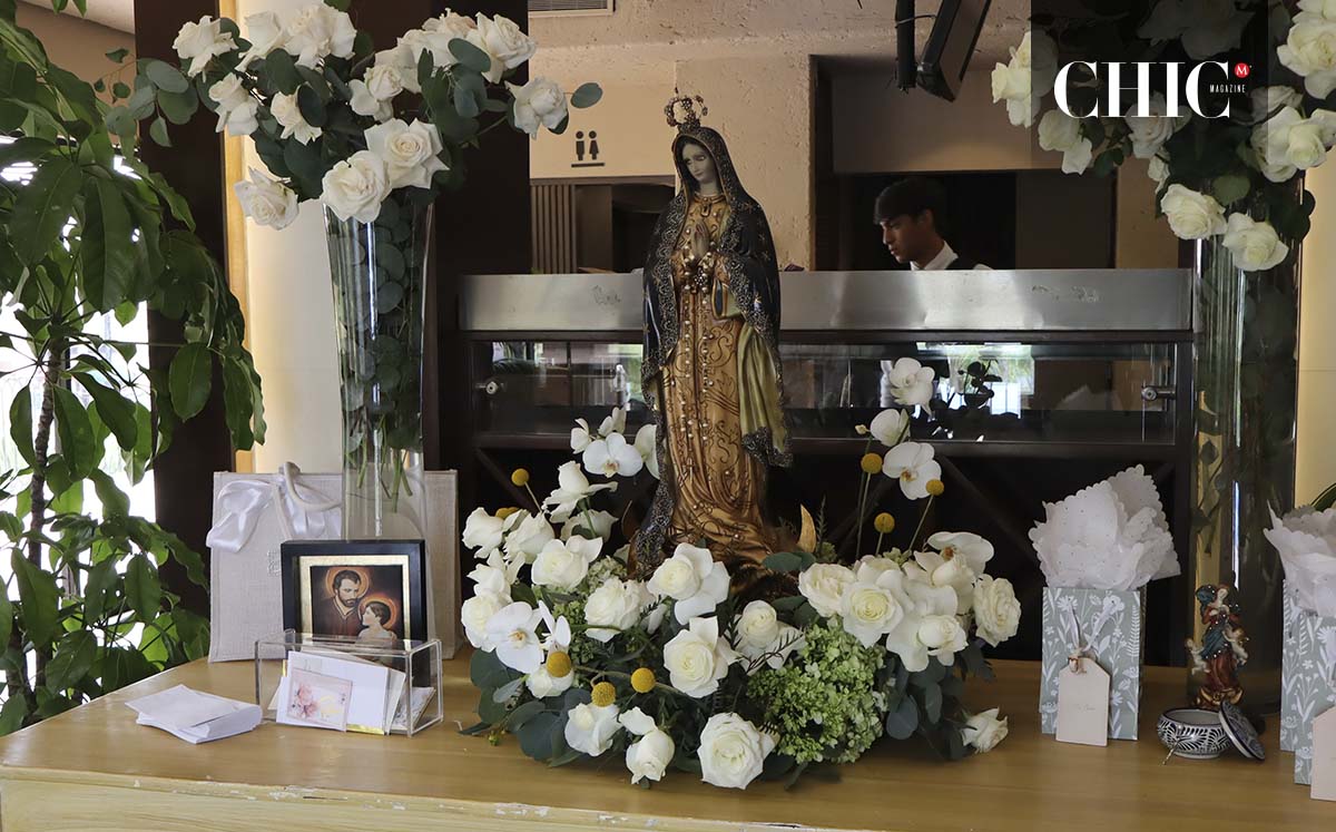 Virgen de Guadalupe, enmarcada por rosas blancas