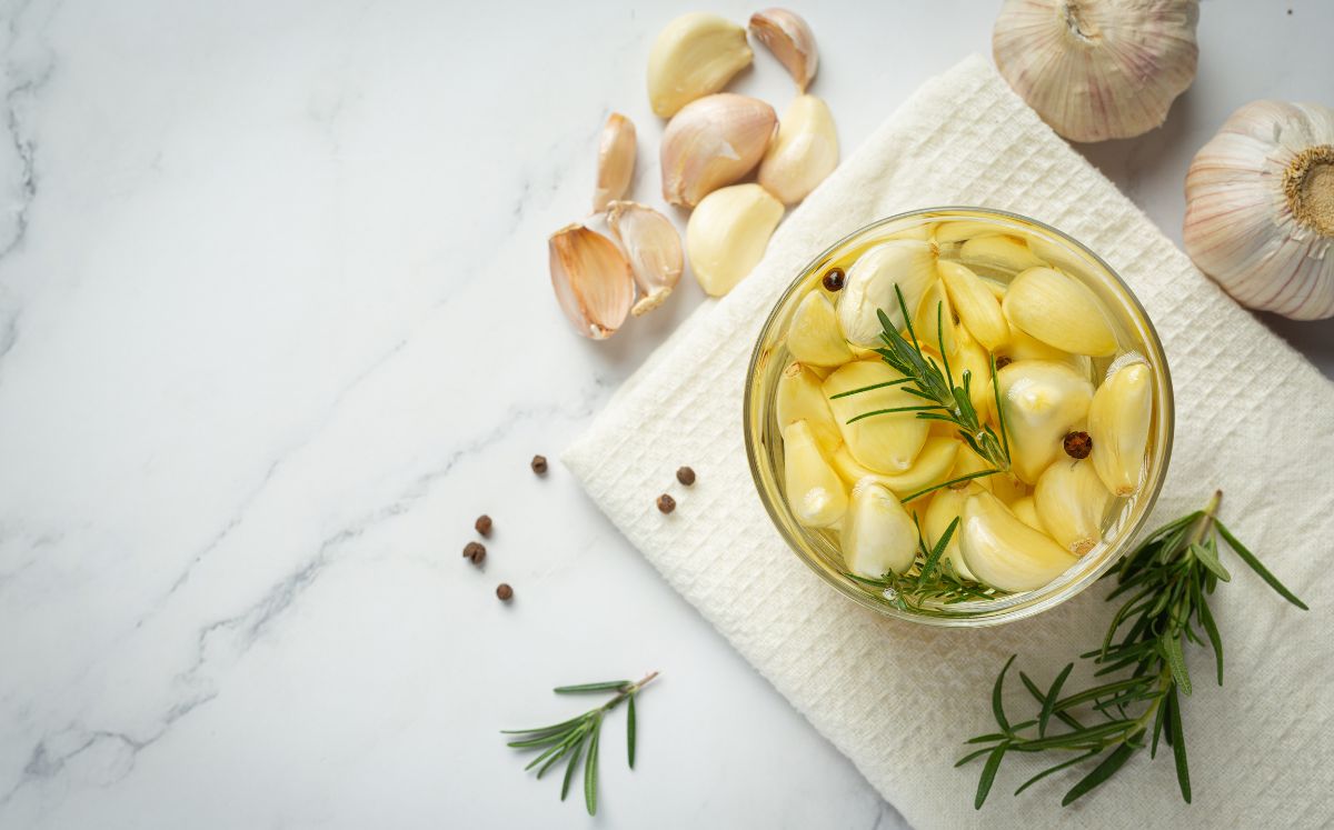 Agua con ajo para plantas: ¿para qué sirve y cómo usarla? (Foto: Freepik)