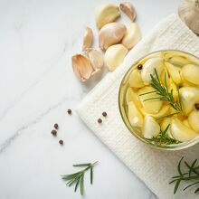 Agua con ajo para plantas: ¿para qué sirve y cómo usarla? (Foto: Freepik)