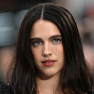 Margaret Qualley roba cámara con las “barefoot sandals” de Chanel (Foto: Getty Images)