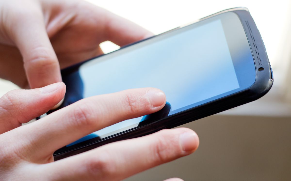 ¿Qué función cumplen los orificios superiores del celular? (Foto: Freepik)